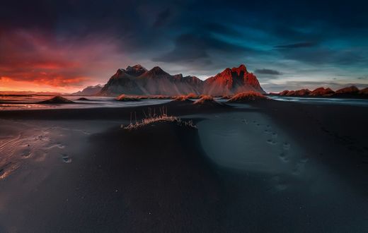 Обои на рабочий стол Следы на черном песке мыса Стокснес / Stokksnes в Исландии / Island