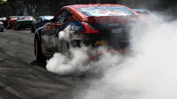 Обои на рабочий стол Nissan 370z в дрифте