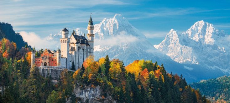 Обои на рабочий стол Замок Нойшванштайн / Neuschwanstein в Германия / Germany на фоне заснеженных гор