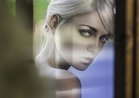 Обои на рабочий стол Девушка за стеклом, фотограф Joachim Bergauer
