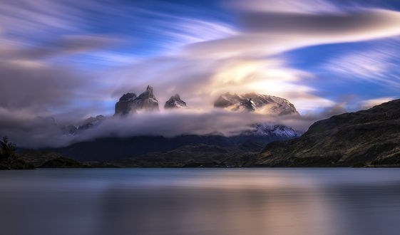 Обои на рабочий стол Горы перед озером в белых облаках, фотограф Timothy Poulton