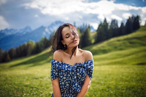 Обои на рабочий стол Модель Angelina Petrova / Ангелина Петрова стоит на фоне природы, by Denis Petrov
