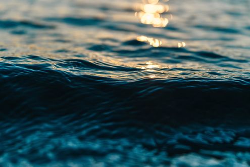 Обои на рабочий стол Блики солнечного света на воде, by PublicCo