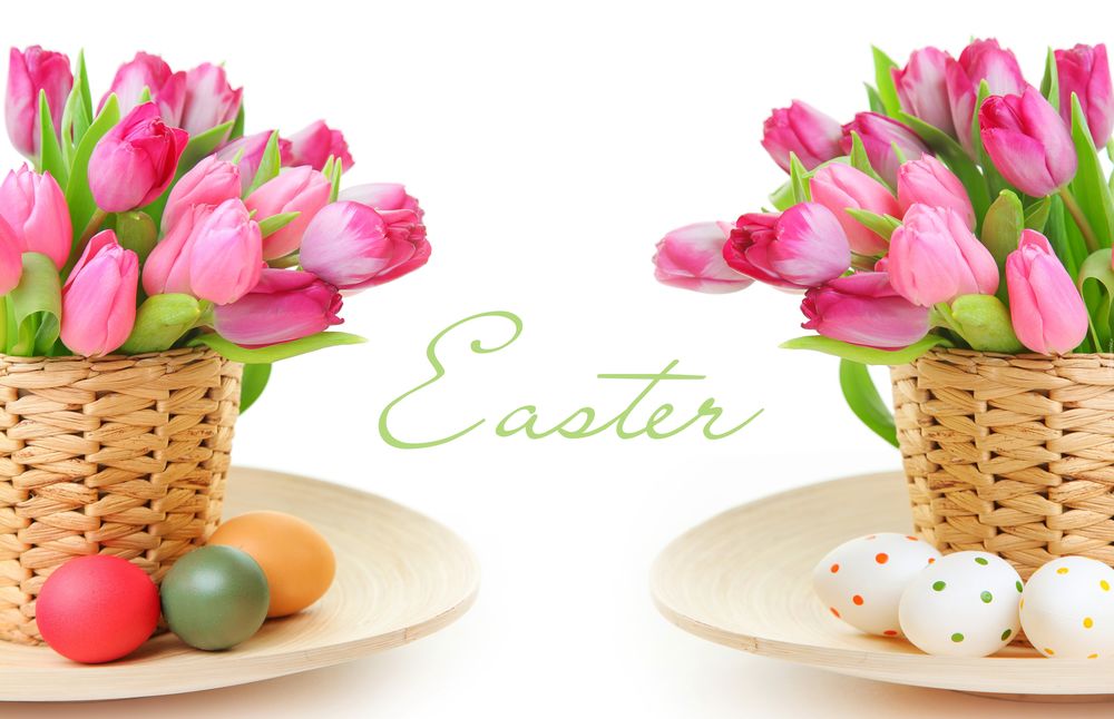 Обои для рабочего стола Две корзинки с букетами розовых тюльпанов стоят на тарелках с пасхальными яйцами и надписью сверху Easter / Пасха