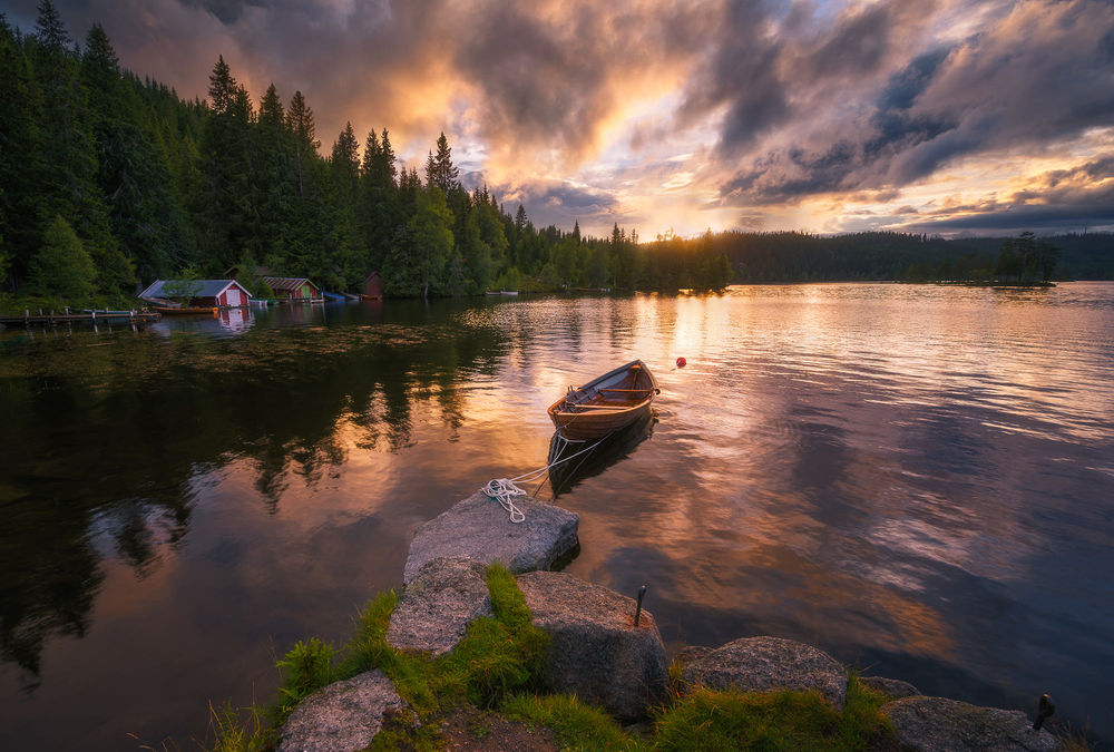 Обои для рабочего стола Пришвартованная лодка к камню на озере Ringerike, Norway / Рингерике, Норвегия, фотограф Ole Henrik Skjelstad