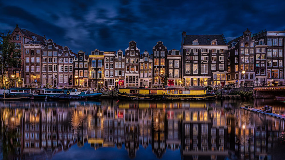 Обои для рабочего стола Вечер на набережной Амстердама, Нидерланды / Amsterdam, Netherlands