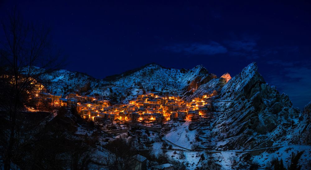 Обои для рабочего стола Ночной вид деревни Castelmezzano, Potenza, Italy / Кастельмеццано, Потенца, Италия, by 12019