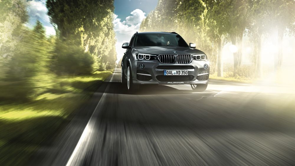 Обои для рабочего стола BMW мчится по дороге
