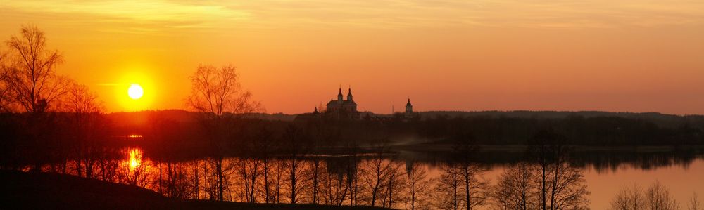 Обои для рабочего стола Закат над рекой, пейзаж с замком на горизонте, by Jan Jakubowski