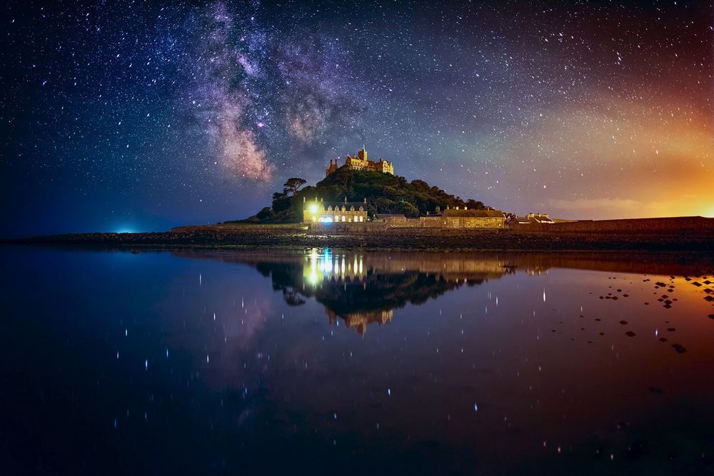 Обои для рабочего стола Замок на холме, у воды, под ночным звездным небом с млечным путем вокруг горы Святого Михаила, фотограф Yunli Song