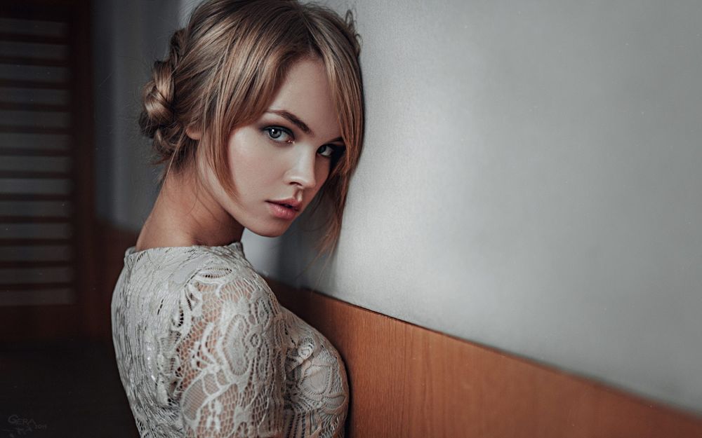 Обои для рабочего стола Модель Анастасия Щеглова стоит у стены, фотограф Georgy Chernyadyev