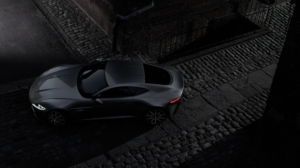 Обои для рабочего стола Автомобиль Aston Martin DB10 на ночной улице