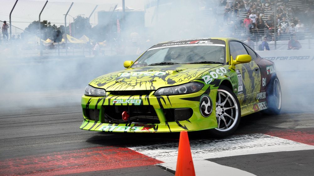 Обои для рабочего стола Nissan Silvia дрифтует на треке