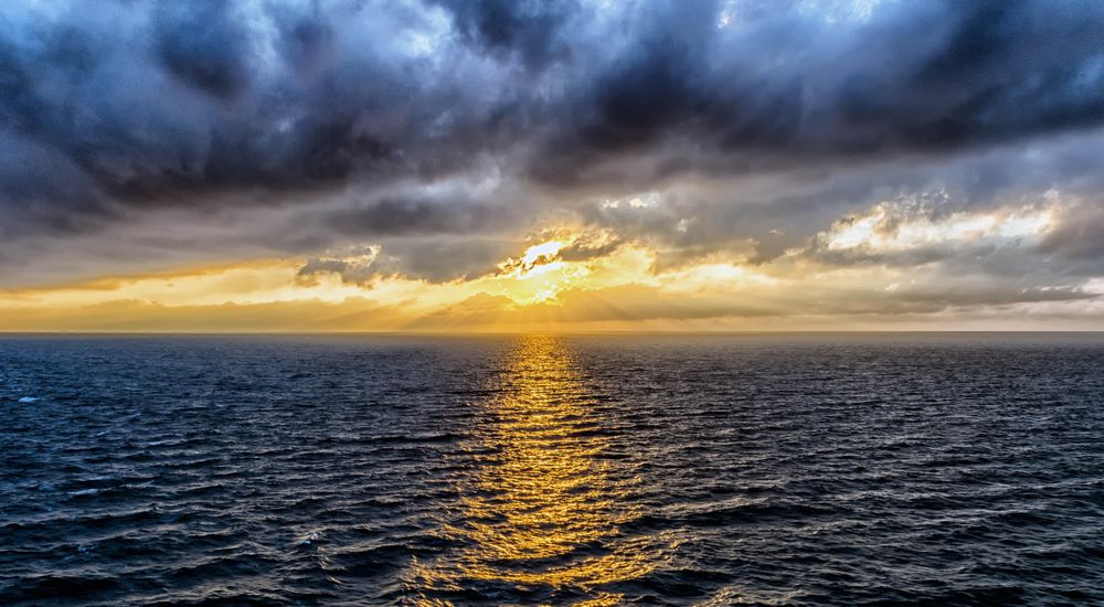 Обои для рабочего стола Золотистая дорожка на морской глади воды от заходящего солнца, by Tama66
