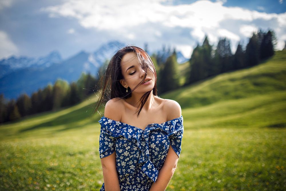 Обои для рабочего стола Модель Angelina Petrova / Ангелина Петрова стоит на фоне природы, by Denis Petrov