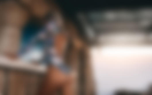 Обои для рабочего стола Девушка с оголенной спиной стоит у стены, фотограф Dan Kovler