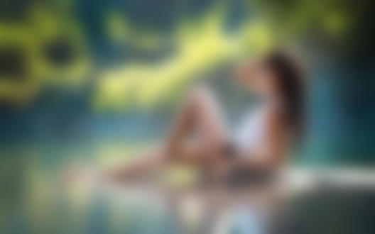 Обои для рабочего стола Девушка сидит в окружении воды, фотограф Milan R