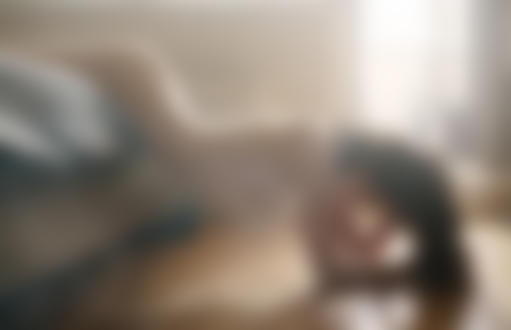 Обои на рабочий стол Обнаженная девушка положила руки на пол, а ноги лежат на кровати, фотограф Роман Филиппов