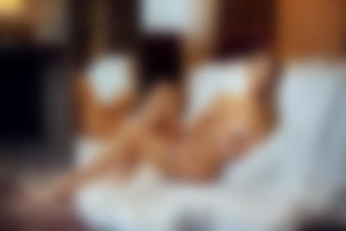 Обои на рабочий стол Обнаженная девушка на постели, фотограф Dmitry Arhar