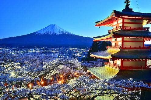 Обои на рабочий стол Пятиярусная пагода храма Senso-ji среди цветущей сакуры, вдалеке гора Фудзияма / Fuji, вечерний вид, Япония / Japan