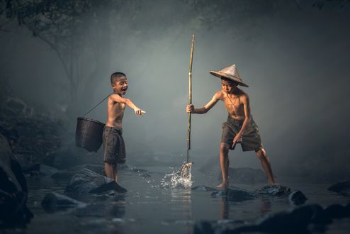 Обои на рабочий стол Два мальчика бьют рыбу острогой в речке, by Sasin Tipchai