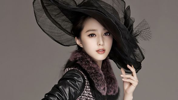 Обои на рабочий стол Китайская актриса и певица Fan Bingbing / Фань Бинбин в черной шляпе и с меховым воротником
