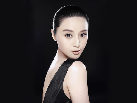 Обои на рабочий стол Китайская актриса и певица Fan Bingbing / Фань Бинбин в черном платье, стоит повернув голову через плече