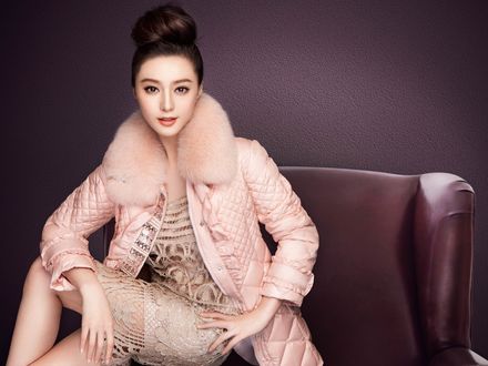 Обои на рабочий стол Китайская актриса и певица Fan Bingbing / Фань Бинбин в кружевном платье и пальто с мехом