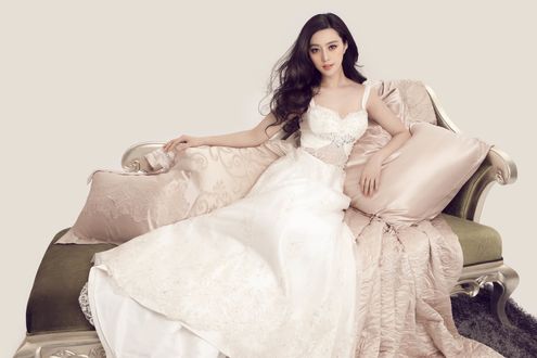 Обои на рабочий стол Китайская актриса и певица Fan Bingbing / Фань Бинбин в шикарном белом платье на софе