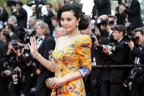 Обои на рабочий стол Китайская актриса и певица Fan Bingbing / Фань Бинбин в желтом платье с узором на ковровой дорожке
