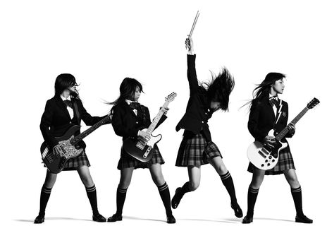 Обои на рабочий стол Японска J-rock группа Scandal с гитарами