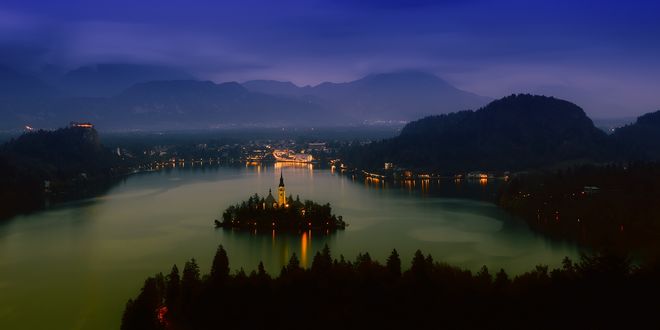 Обои на рабочий стол Церковь Успения Девы Марии на озере Bled, Slovenia / Блед, Словения ночью