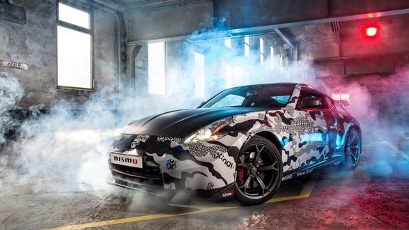 Обои на рабочий стол Тюнинговый Nissan 370 Z nismo, с аэрографией на кузове, стоит в гараже в клубах дыма