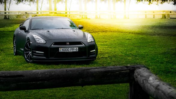 Обои на рабочий стол Черный матовый Nissan GT-R на траве