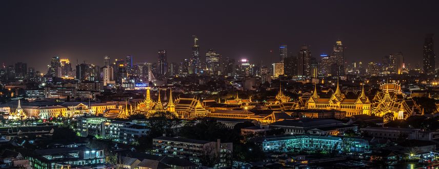 Обои на рабочий стол Ночной вид с подсветкой буддийского Wat Phra Kaew / Храма Изумрудного Будды, Bangkok, Thailand / Бангкок, Таиланд, by Sasin Tipchai