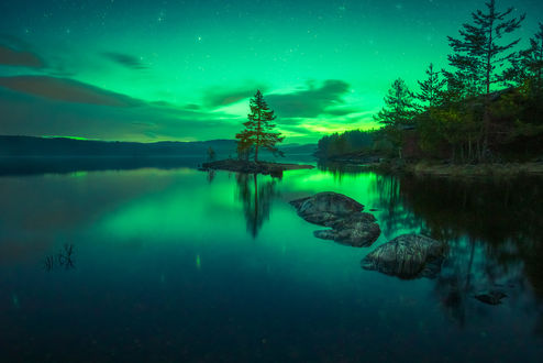 Обои на рабочий стол Сияние на небе над озером Ringerike, Норвегия, фотограф Ole Henrik Skjelstad