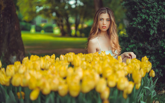 Обои на рабочий стол Модель Sara Bianchi стоит у желтых тюльпанов, фотограф Marco Squassina