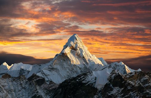 Обои на рабочий стол Заснеженная вершина Ama Dablam / Ама-Даблам на закате, Himalaya, Nepal / Гималаи, Непал, фотограф Daniel Prudek