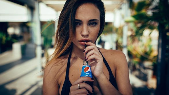 Обои на рабочий стол Девушка с газировкой Pepsi / Пепси