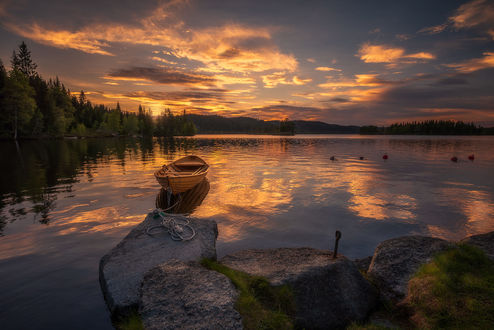 Обои на рабочий стол Лодка на озере Ringerike в Норвегии / Norway, фотограф Ole Henrik Skjelstad