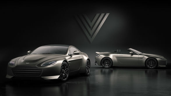 Обои на рабочий стол Aston Martin V12 Vantage V600 стоит на черном полу на фоне эмблемы