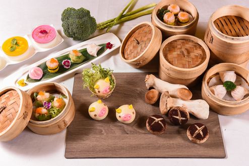 Обои на рабочий стол Японская кухня: блюдо с закусками, грибы, корзинки для приготовления блюд на пару, цветная капуста и wagashi / вагаси в виде свинок