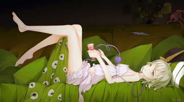 Обои на рабочий стол Komeiji Koishi / Койши Комейдзи с коктейлем в руках лежит на зеленом покрывале, из серии компьютерных игр Touhou Project / «Проект «Восток»», art by ke-ta