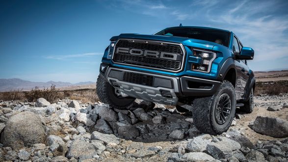 Обои на рабочий стол Синий Ford F-150 Raptor стоит на камнях