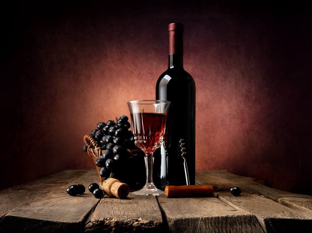 Обои на рабочий стол Бутылка вина, бокал с вином, штопор и виноград стоят  на деревянном столе, обои для рабочего стола, скачать обои, обои бесплатно