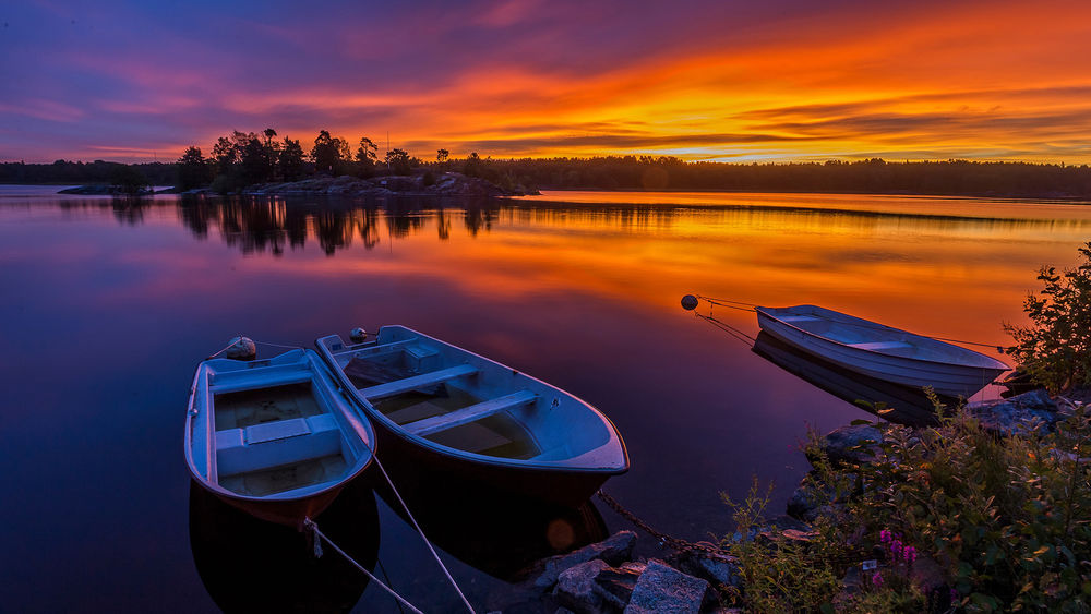 Обои для рабочего стола Причаленные лодки на озере в Швеции / Sweden