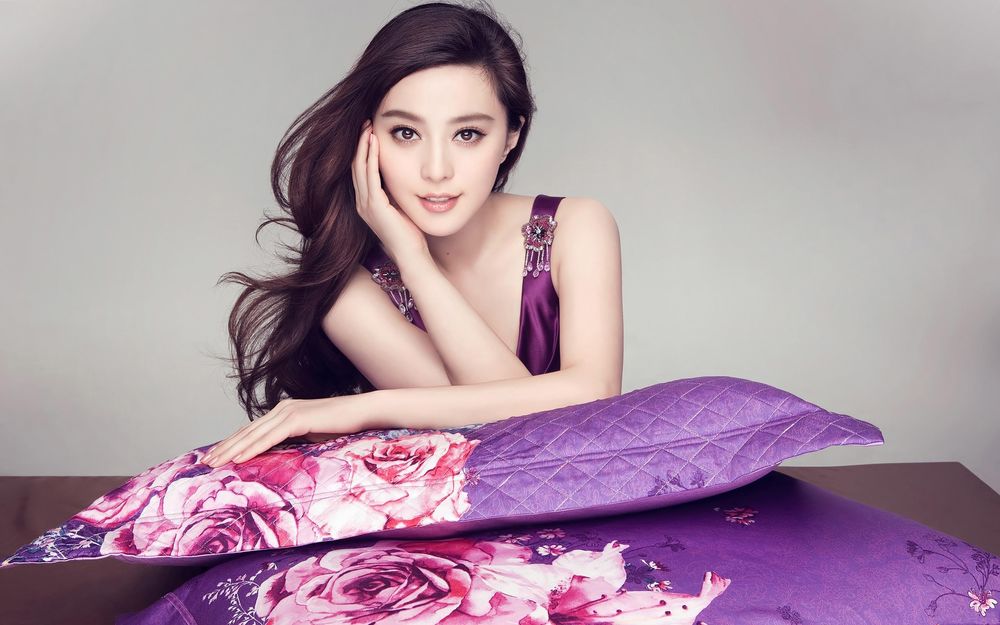 Обои для рабочего стола Китайская актриса и певица Fan Bingbing / Фань Бинбин на фиолетовой подушке с розами