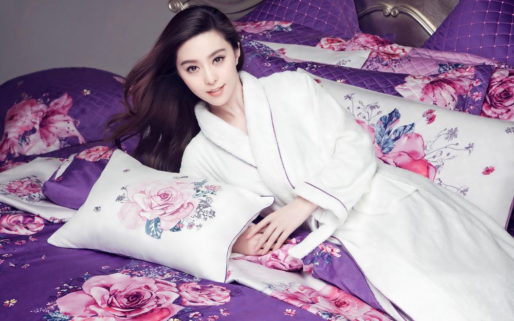 Обои для рабочего стола Китайская актриса и певица Fan Bingbing / Фань Бинбин в белом халате на постели с цветами