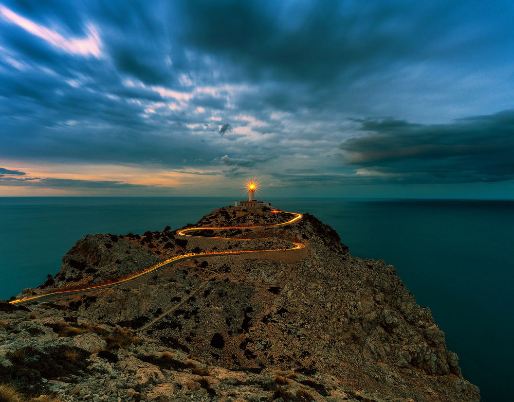 Обои для рабочего стола Дорога, ведущая к маяку, Cap de Formentor, Mallorca, Spain / Кап-де-Форментор, Майорка, Испания, фотограф Оливер О