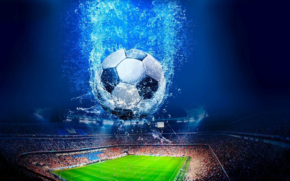 Обои для рабочего стола Гигантский футбольный мяч, окруженный брызгами воды, падает на футбольное поле
